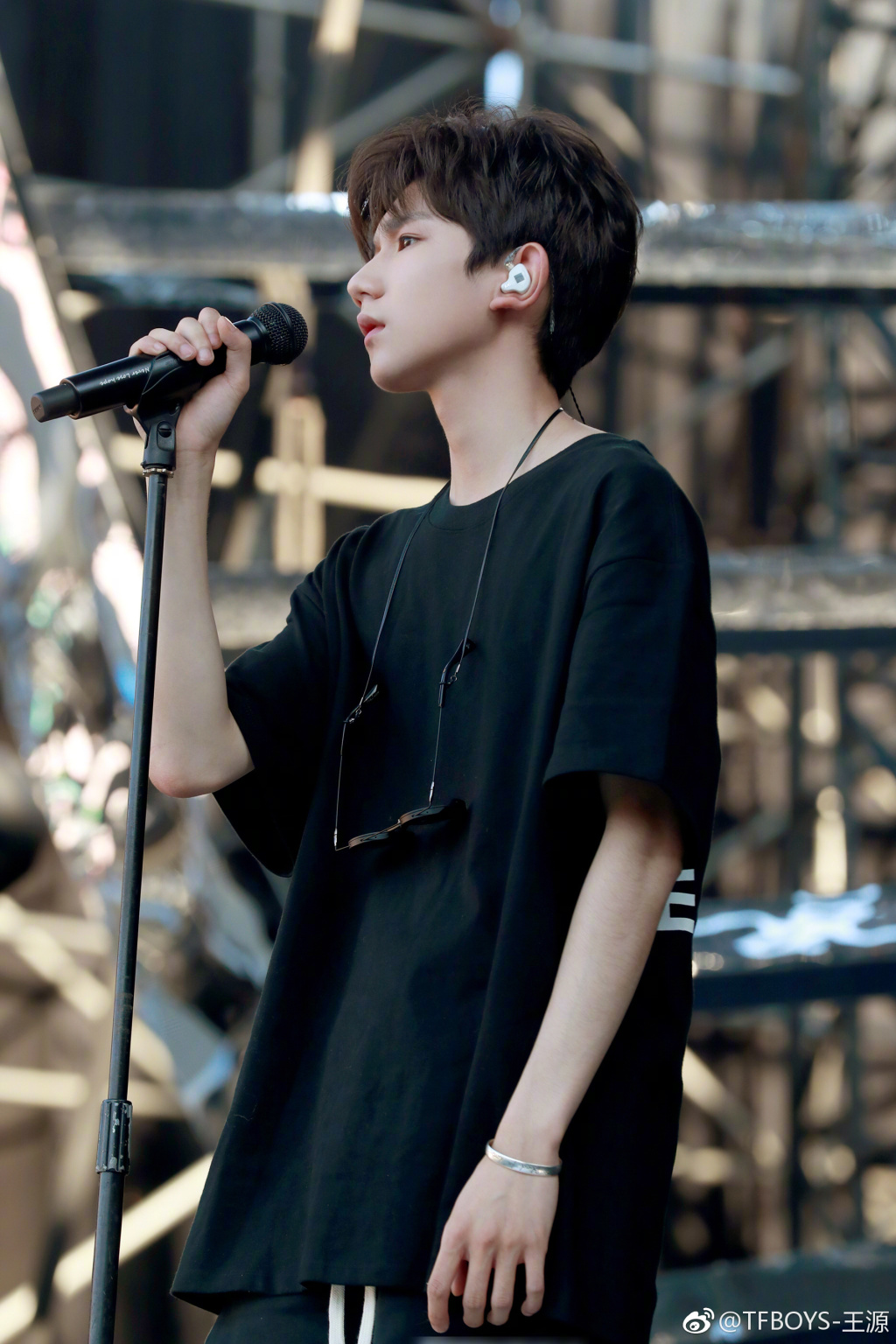 王源为什么变冷漠不爱笑了(因为杨超越王源都不爱笑了)