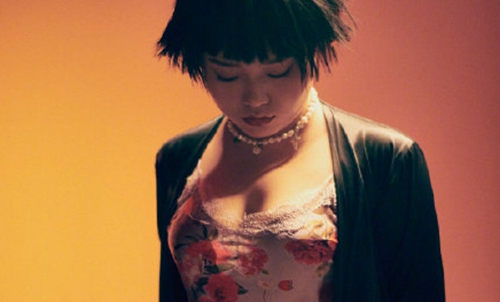 李雪琴上男人装大秀事业线(李雪琴的时尚大片)