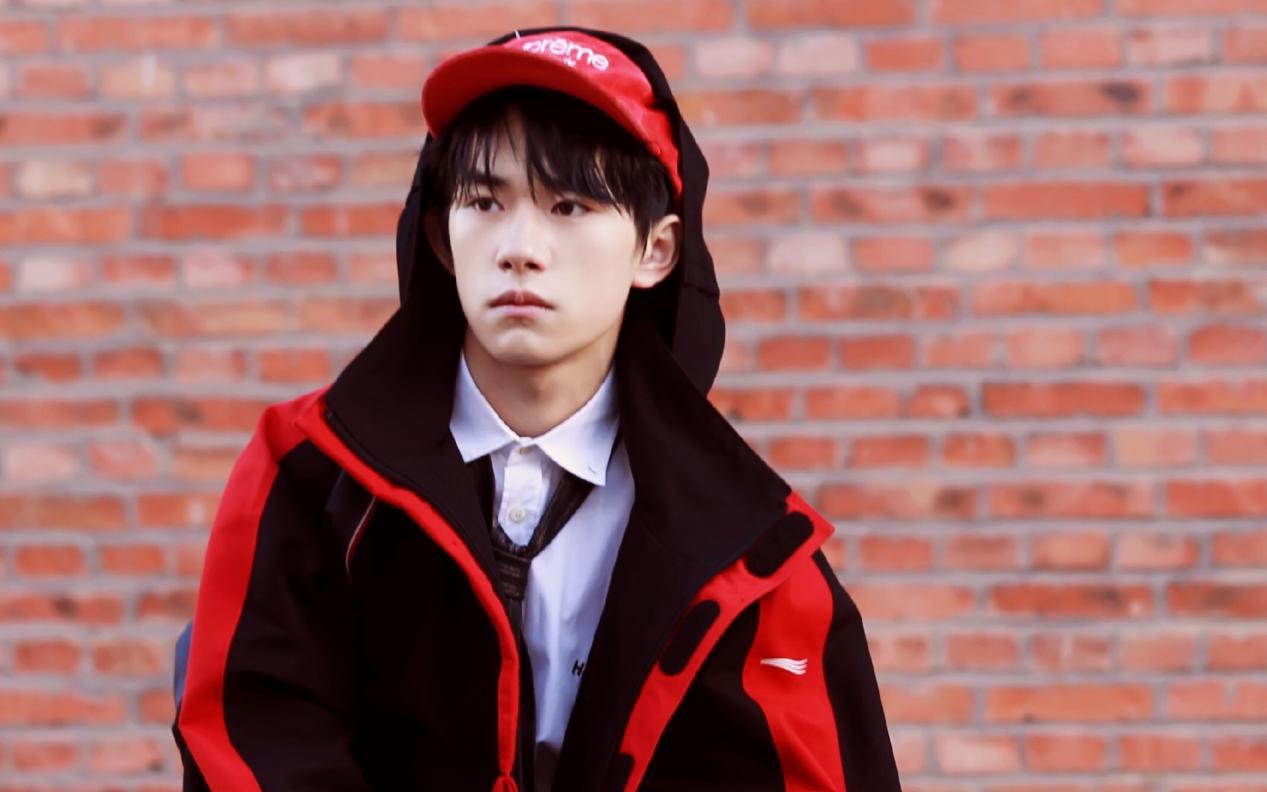 易烊千玺爸爸的公司做什么的？易烊千玺爷爷