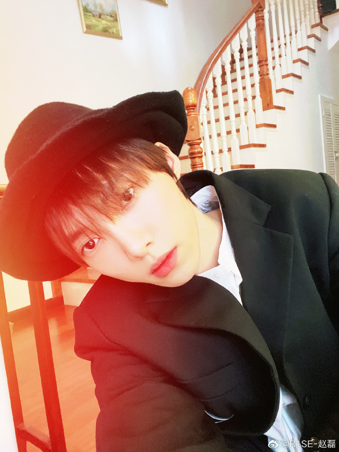 赵磊为什么叫小菠萝、小王子、ray(赵磊像菠萝的照片) 赵磊为什么叫小菠萝、小王子、ray(赵磊像菠萝的照片)