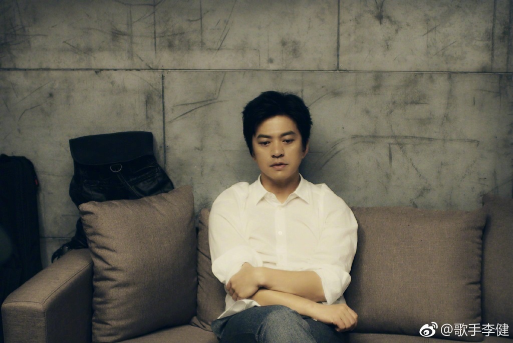 孟小蓓父亲是做什么的 ？李健孟小蓓是表兄