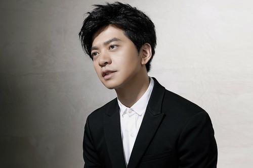 孟小蓓父亲是做什么的 ？李健孟小蓓是表兄