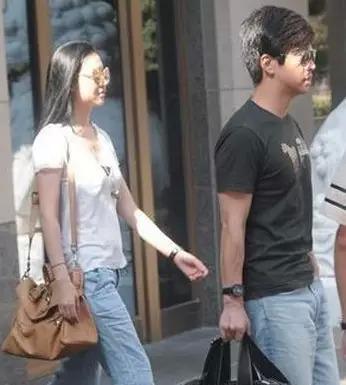 孟小蓓父亲是做什么的 ？李健孟小蓓是表兄