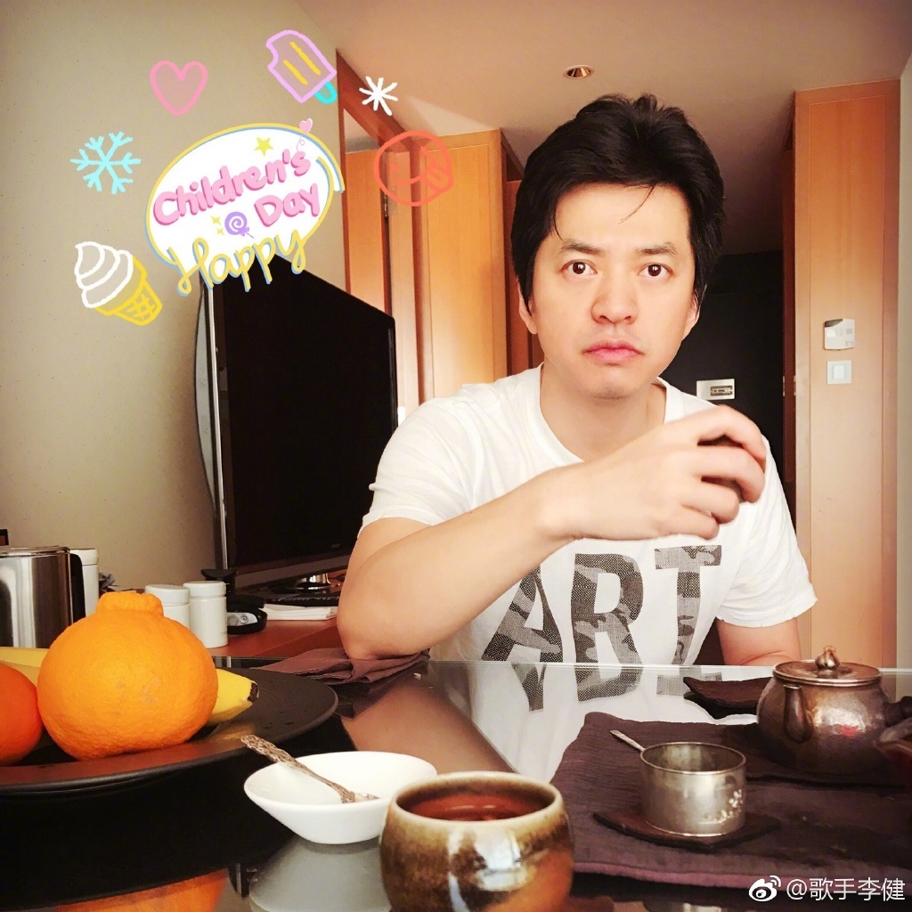 孟小蓓父亲是做什么的 ？李健孟小蓓是表兄