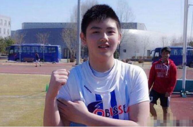 陈飞宇嘴是歪的吗(陈飞宇嘴巴歪流口水)