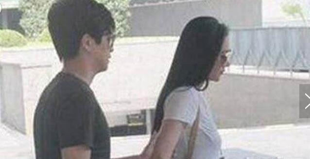 孟小蓓父亲是做什么的 ？李健孟小蓓是表兄