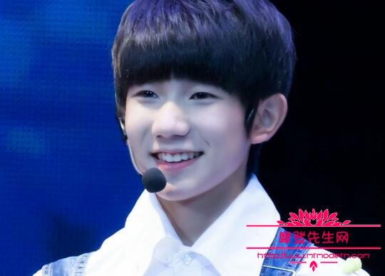 王源小时候清贫的照片(王源从小到大的照片)