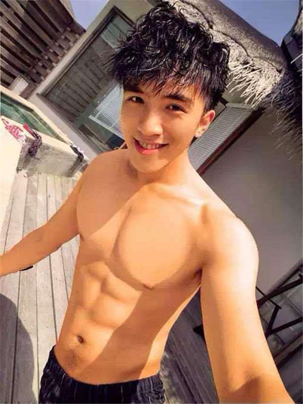 吴大伟帅气8块腹肌的照片图(四块腹肌的照片)