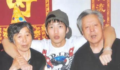 梁朝伟是井柏然的爸爸？井柏然和妈妈相认了(井柏然父母认亲)