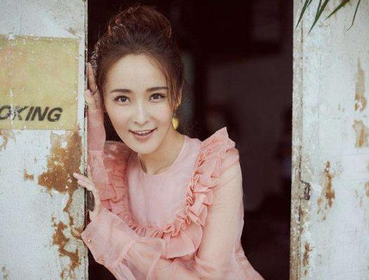 李曼有点像杨幂对比照(李曼和谁长得像) 李曼有点像杨幂对比照(李曼和谁长得像)