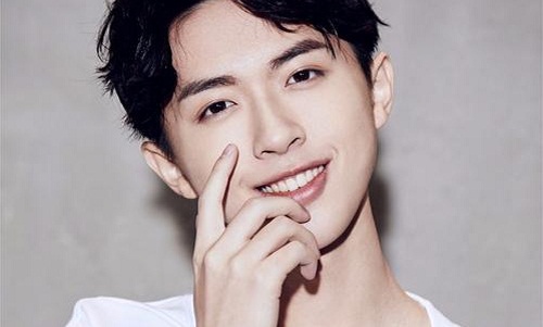 张逸杰脸怎么变了被怀疑整容(张逸杰整了哪里)