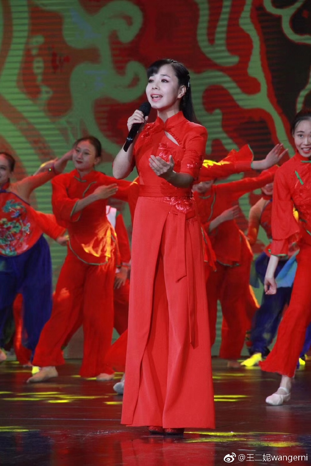 王二妮为什么是无冕之王(王二妮吧百度贴吧)