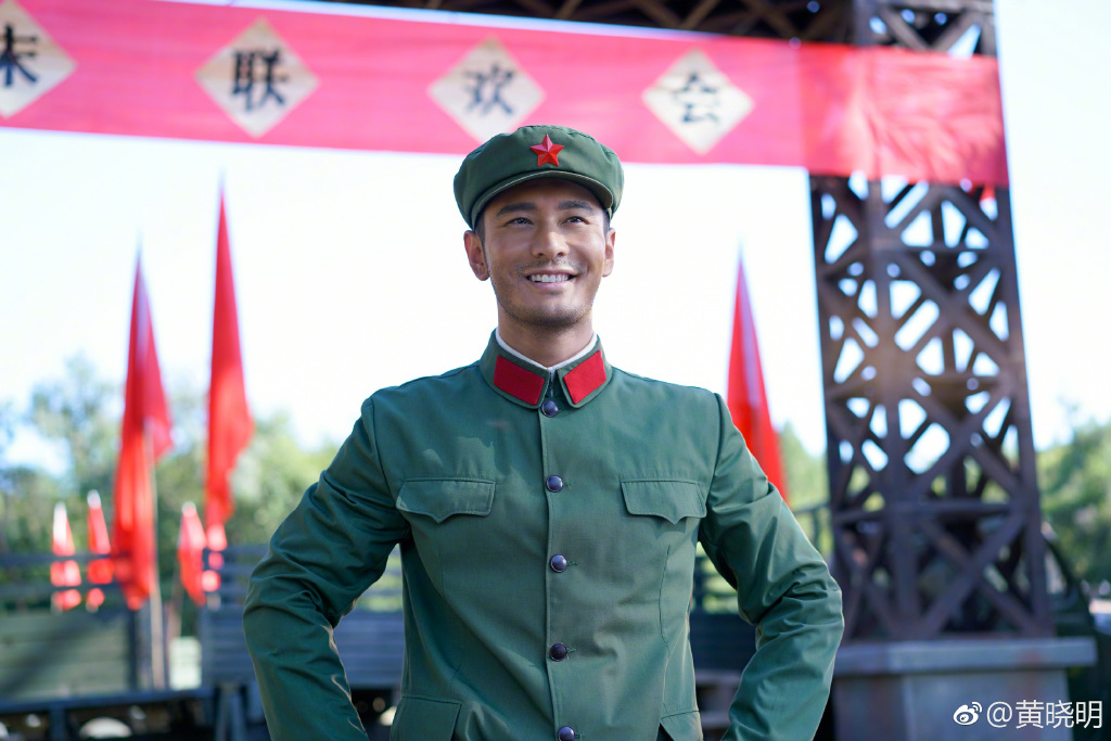 黄晓明下巴有沟是整容整的吗(像黄晓明那样的下巴好吗)