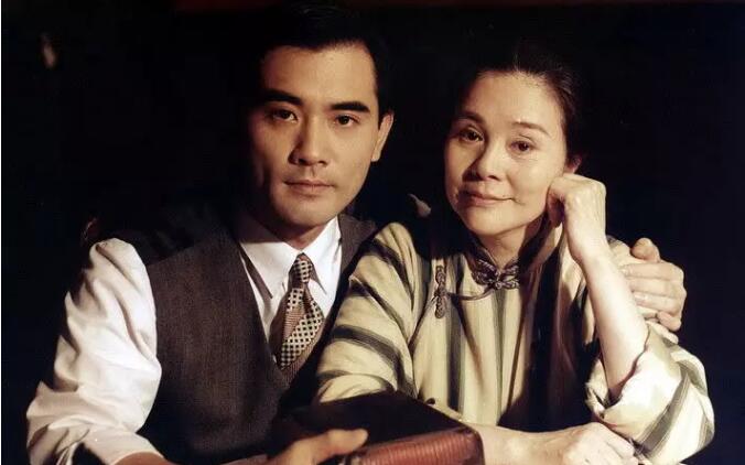 归亚蕾双眼皮是割的吗