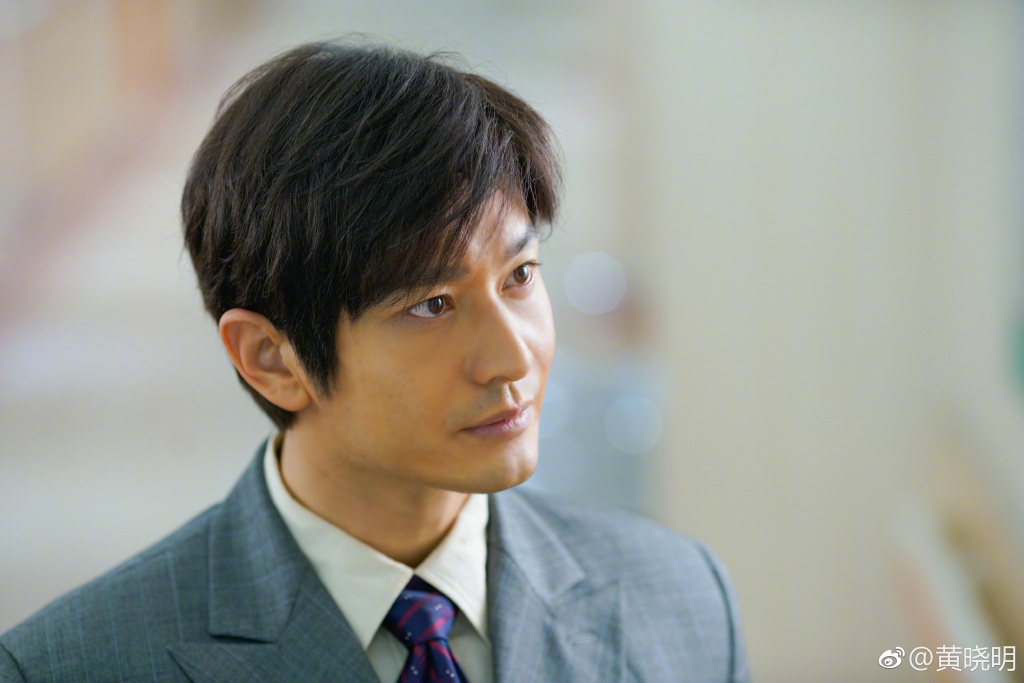 黄晓明下巴有沟是整容整的吗(像黄晓明那样的下巴好吗)