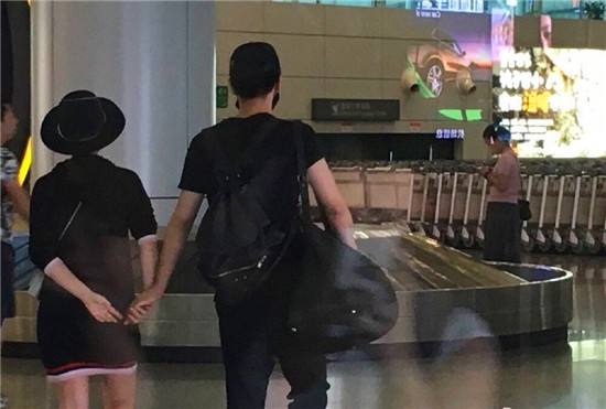 陈妍希父母是干什么的？陈妍希五个月孕肚现(陈妍希怀二胎了吗)