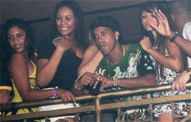 小罗为什么总是在笑(小罗现在怎么回事) 小罗为什么总是在笑(小罗现在怎么回事)