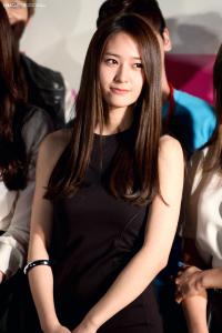 郑秀晶腹肌是怎么练的？郑秀晶为什么囧晶站(郑秀晶腹肌是天生)