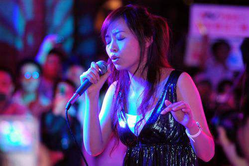 张靓颖出场费是多少钱?张靓颖出道前酒吧唱(张靓颖一场商演多少钱?) 张靓颖出场费是多少钱?张靓颖出道前酒吧唱(张靓颖一场商演多少钱?)