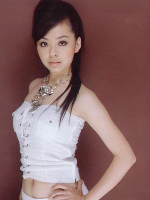 张靓颖出场费是多少钱？张靓颖出道前酒吧唱(张靓颖一场商演多少钱?)