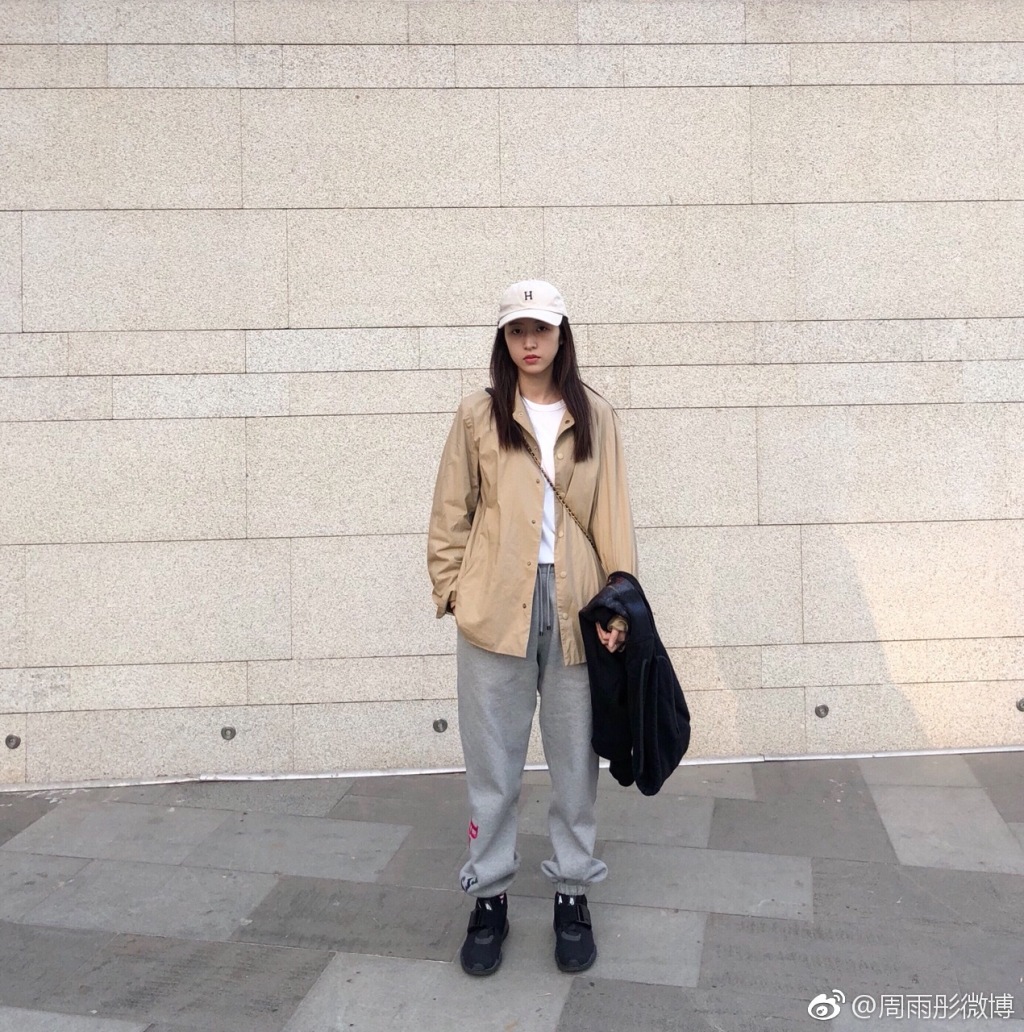 周雨彤是不是腿粗?周雨彤怎么感觉有点胖