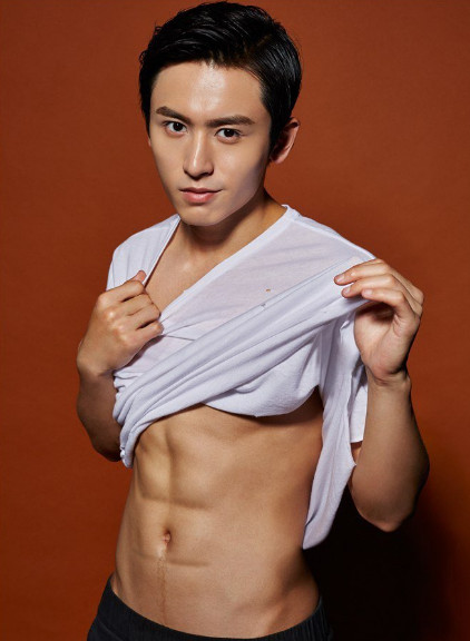 张哲瀚的现任女友是谁?张哲瀚帅气肌肉照片 张哲瀚的现任女友是谁?张哲瀚帅气肌肉照片