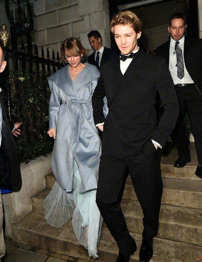 泰勒斯威夫特为什么被叫公交车、公交霉(为什么说泰勒斯威夫特是公交车)