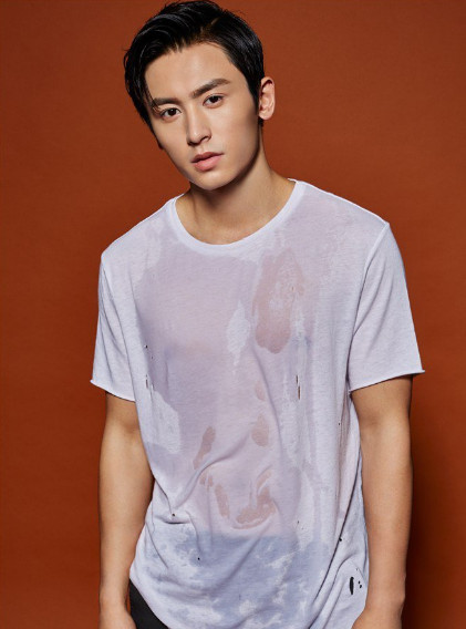 张哲瀚的现任女友是谁?张哲瀚帅气肌肉照片 张哲瀚的现任女友是谁?张哲瀚帅气肌肉照片