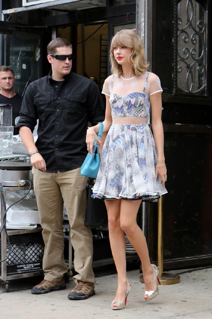 泰勒斯威夫特为什么被叫公交车、公交霉(为什么说泰勒斯威夫特是公交车)