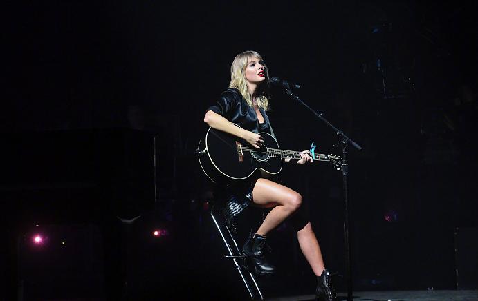 泰勒斯威夫特为什么被叫公交车、公交霉(为什么说泰勒斯威夫特是公交车)