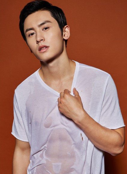 张哲瀚的现任女友是谁?张哲瀚帅气肌肉照片 张哲瀚的现任女友是谁?张哲瀚帅气肌肉照片