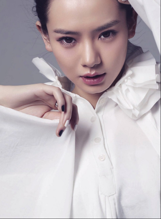 戚薇的双眼皮是割的吗?戚薇声音怎么那么粗