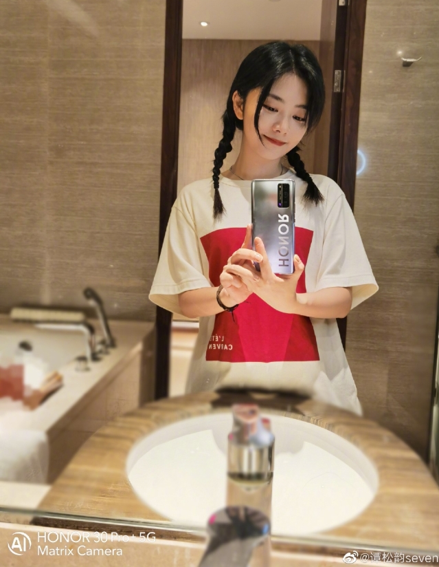 谭松韵为什么叫小松鼠、耿耿(谭松韵演耿耿的时候几岁)