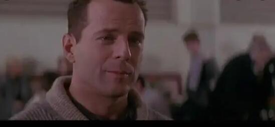 布鲁斯威利斯为什么光头？他为什么不练习肌