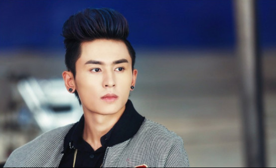 张哲瀚的现任女友是谁？张哲瀚帅气肌肉照片