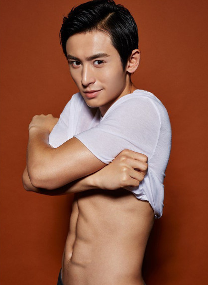 张哲瀚的现任女友是谁?张哲瀚帅气肌肉照片 张哲瀚的现任女友是谁?张哲瀚帅气肌肉照片