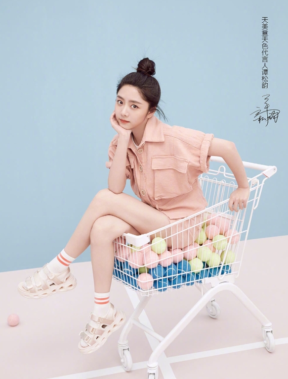 谭松韵为什么叫小松鼠、耿耿(谭松韵演耿耿的时候几岁)