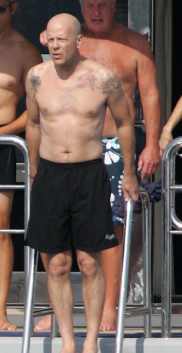 布鲁斯威利斯为什么光头？他为什么不练习肌