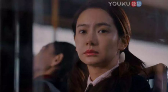 戚薇的双眼皮是割的吗？戚薇声音怎么那么粗