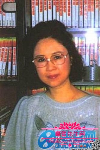 琼瑶为什么会选朱镇模？琼瑶年轻时的美丽照(琼瑶长得漂亮吗)