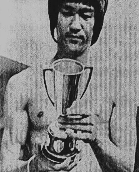 李小龙的拳头有多重？他打败过哪些高手