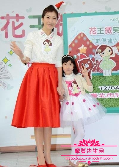 黄嘉千的父亲是富豪很有钱(黄嘉千有几个孩子)