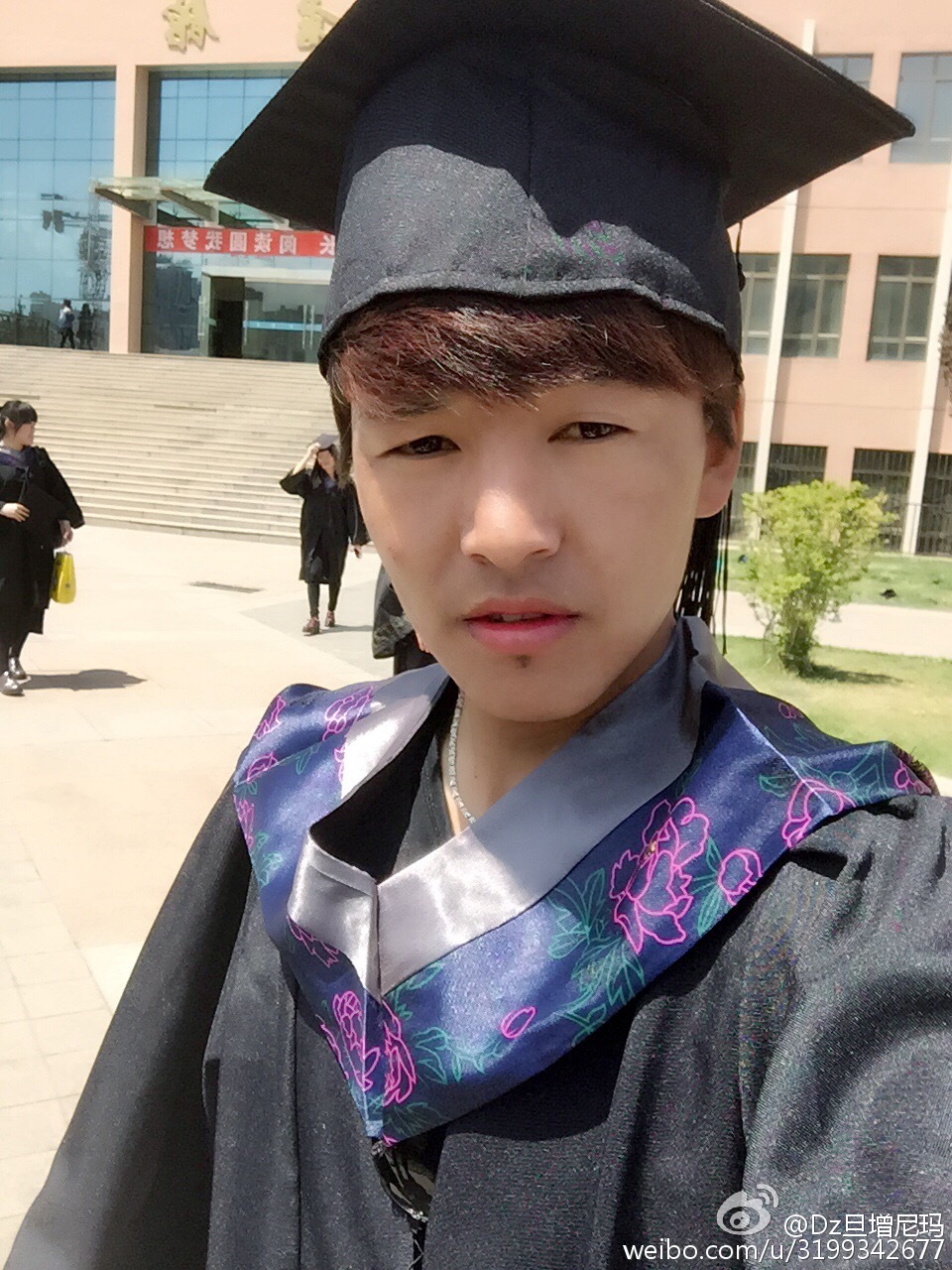 旦增尼玛是哪个学校的老师？他在大学是教音