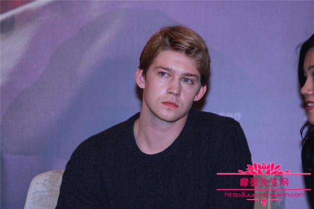 乔·阿尔文和陈冠希对比照片