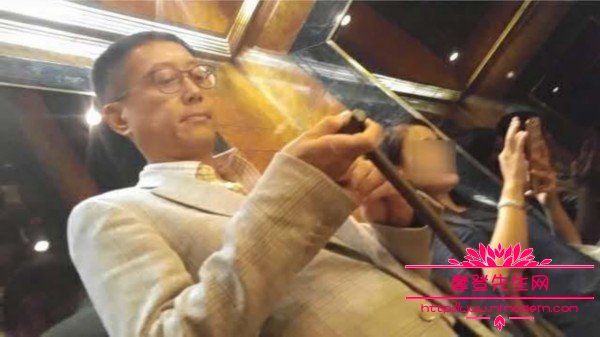 许晋亨为什么拄拐杖(许晋亨没能力吗)