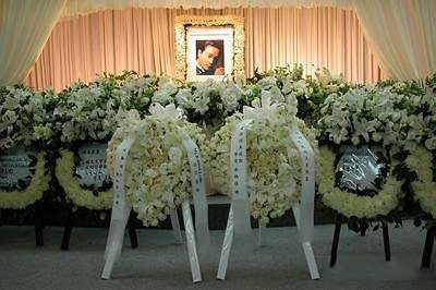 张国荣葬礼上梅艳芳哭视频(张国荣追悼会梅艳芳)