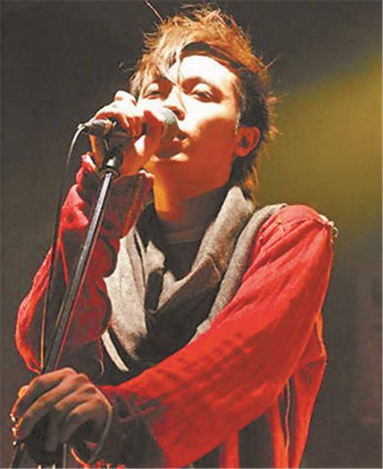 吴青峰唱歌中哽咽的歌视频(吴青峰的歌声)