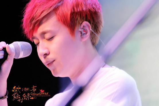 吴青峰唱歌中哽咽的歌视频(吴青峰的歌声)