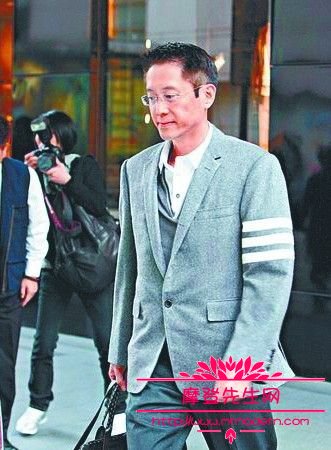 许晋亨为什么拄拐杖(许晋亨没能力吗)