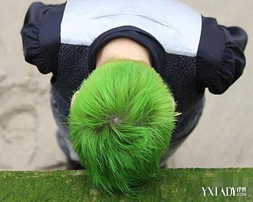 吴青峰唱歌中哽咽的歌视频(吴青峰的歌声)